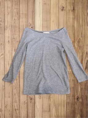 grey shirt